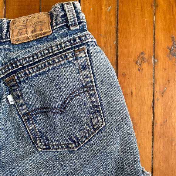 Vintage Levis Cutoff Mom Shorts - Picture 6 of 7